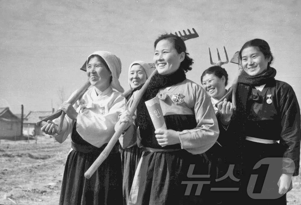 (평양 노동신문=뉴스1) = 북한 노동당 기관지 노동신문은 30일 남녀평등권법령 발포 80주년을 맞아 '새 조국 건설' 시기 여성들의 활동상을 조명했다. 신문은 "건국사상총동원운동 …