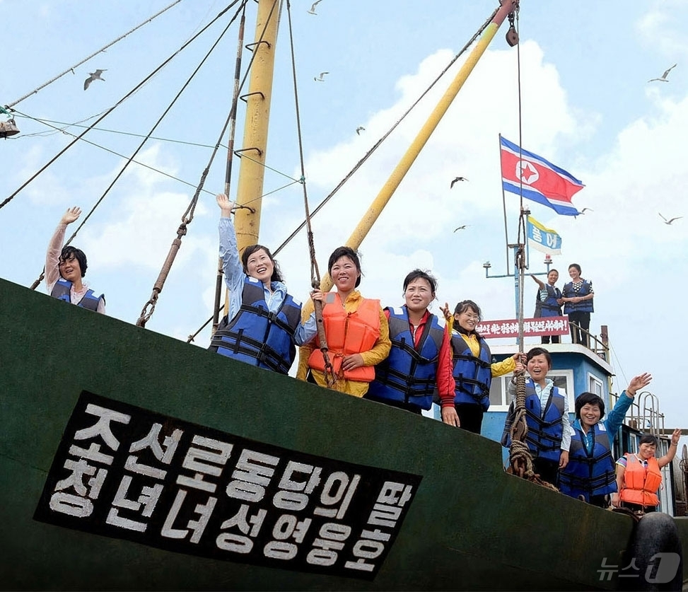 (평양 노동신문=뉴스1) = 북한 노동당 기관지 노동신문은 30일 남녀평등권법령 발포 80주년을 맞아 여성들의 활약상과 역할을 조명했다. 신문은 "당에 대한 백옥 같은 충성심을 변 …
