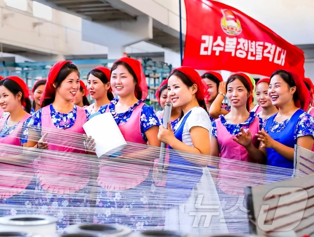 (평양 노동신문=뉴스1) = 북한 노동당 기관지 노동신문은 30일 남녀평등권법령 발포 80주년을 맞아 여성들의 활약상과 역할을 조명했다. 신문은 "사회주의강국 건설은 조국의 부강번 …