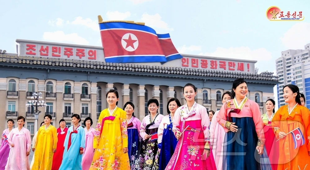 (평양 노동신문=뉴스1) = 북한 노동당 기관지 노동신문은 30일 "5차 전국어머니대회에서 20명의 평범한 여성들이 처음으로 공산주의어머니영예상을 수여받은데 이어 지금까지 전국적으 …