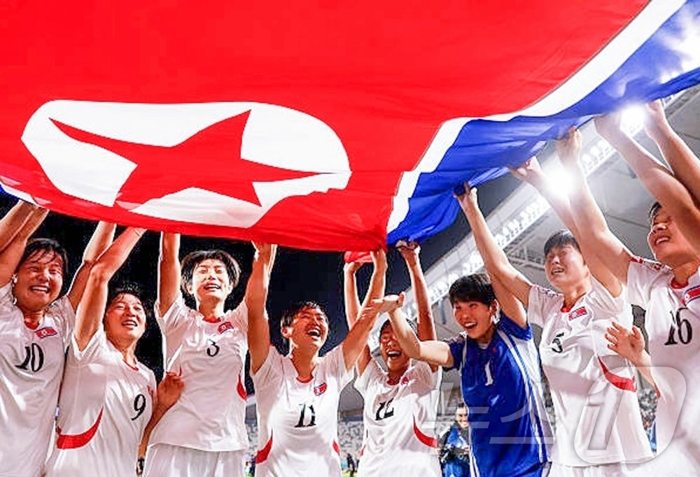 (평양 노동신문=뉴스1) = 북한 노동당 기관지 노동신문은 30일 남녀평등권법령 발포 80주년을 맞아 여성들의 활약상과 역할을 조명했다. 신문은 "조선여성의 본때를 과시하며 조국의 …
