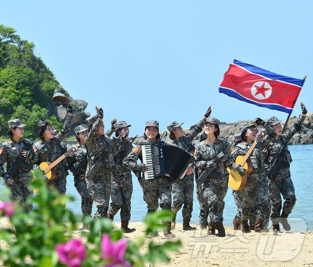 (평양 노동신문=뉴스1) = 북한 노동당 기관지 노동신문은 30일 남녀평등권법령 발포 80주년을 맞아 새 조국 건설 시기 여성들의 활동상을 조명했다. 신문은 "여성들은 건국사상총동 …