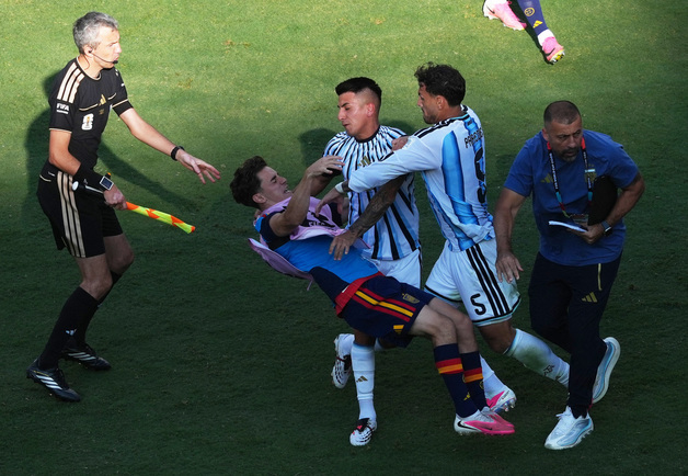 FIFA, '월드컵 결승 난투극' 아르헨티나 징계 절차 돌입