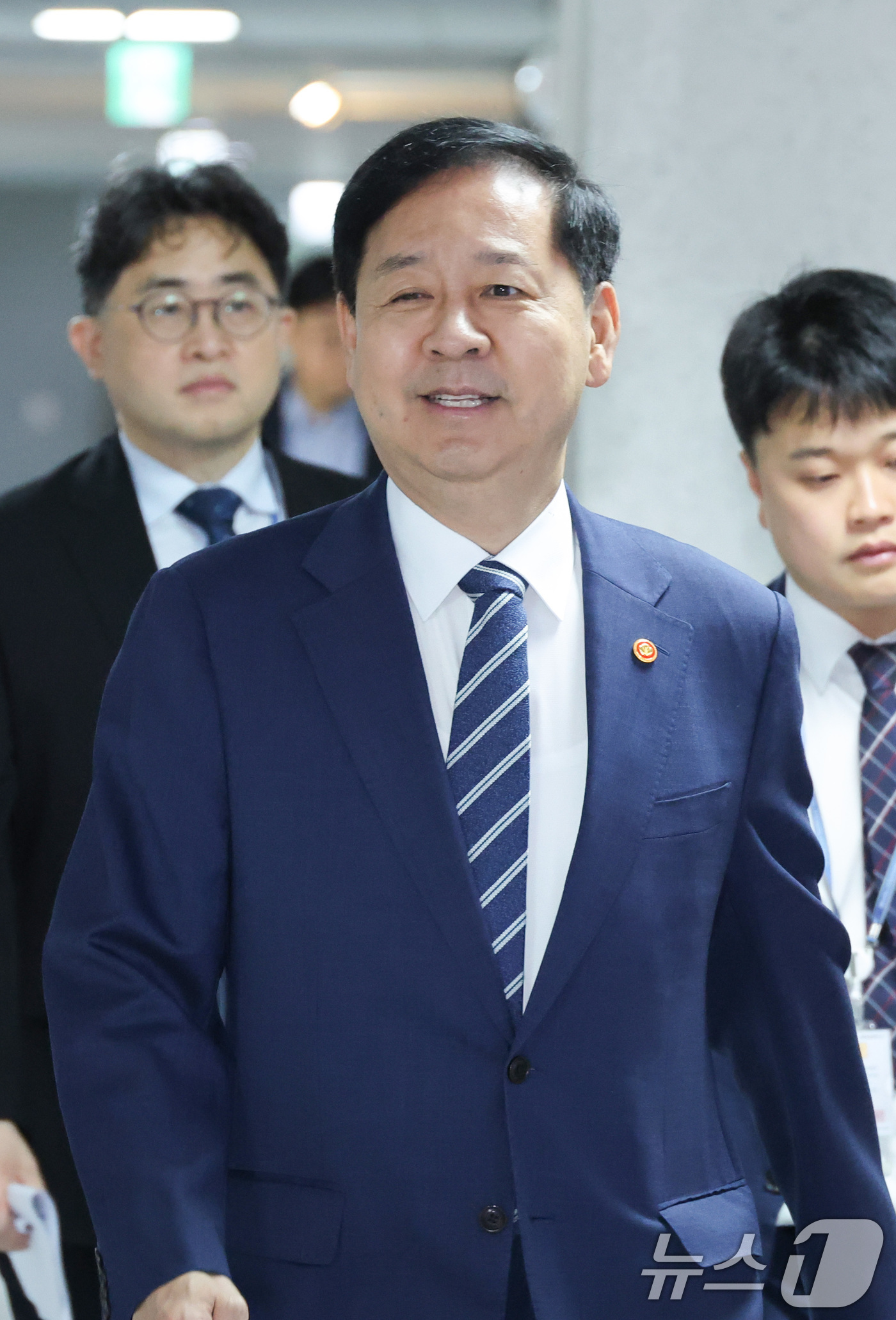 (서울=뉴스1) 신웅수 기자 = 구윤철 부총리 겸 재정경제부 장관이 30일 서울 여의도 국회 의원회관에서 열린 세제개편안 논의를 위한 비공개 당정 간담회에서 참석하고 있다. 202 …