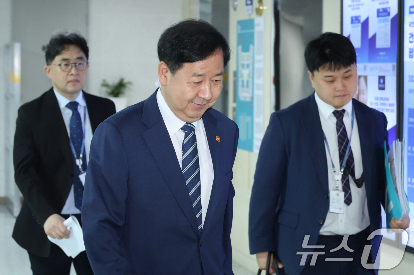 (서울=뉴스1) 신웅수 기자 = 구윤철 부총리 겸 재정경제부 장관이 30일 서울 여의도 국회 의원회관에서 열린 세제개편안 논의를 위한 비공개 당정 간담회에서 참석하고 있다. 202 …