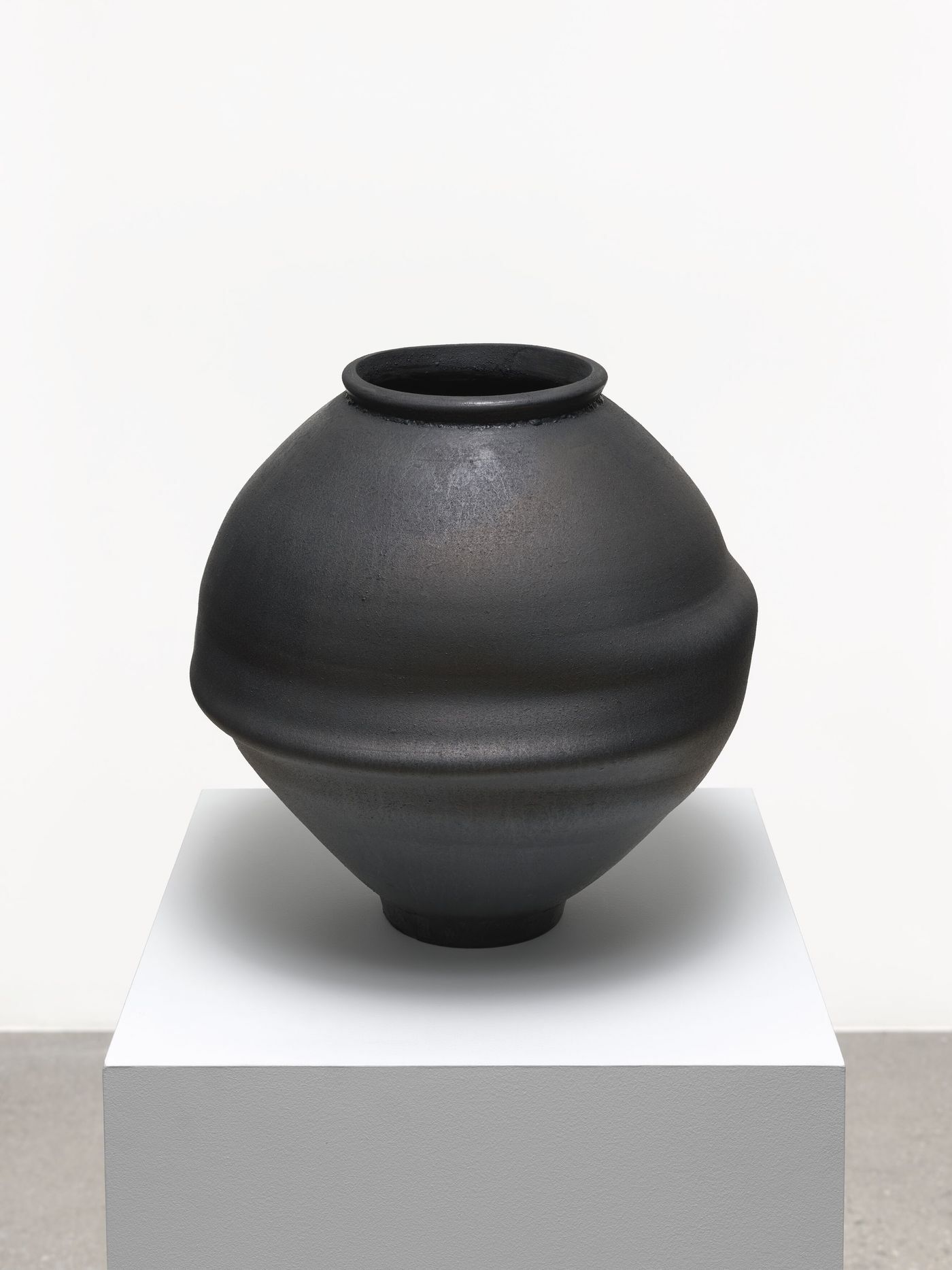 본문 이미지 - LIGON146827_detail 1, Glenn Ligon, Untitled (detail) 2019, Installation of nine glazed porcelain vessels, Overall dimensions variable, Photo: Ron Amstutz (APMA 캐비넷 제공)
