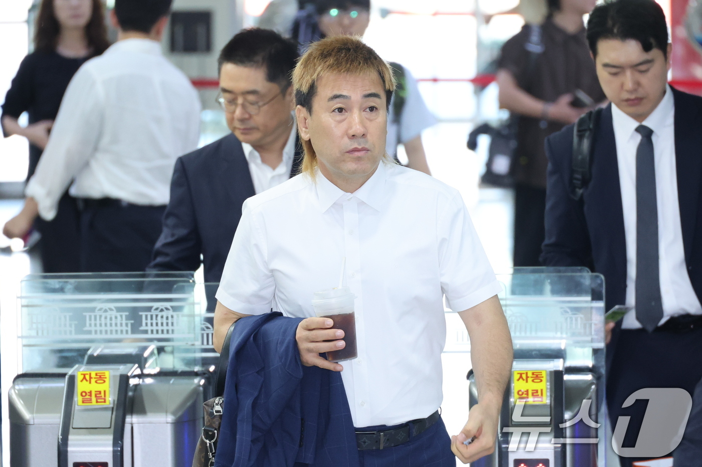 (서울=뉴스1) 신웅수 기자 = 김병지 대한축구협회 부회장이 30일 서울 여의도 국회에서 열린 문화체육관광위원회 대한축구협회 현안 관련 청문회에 출석하기 위해 본청으로 들어서고 있 …