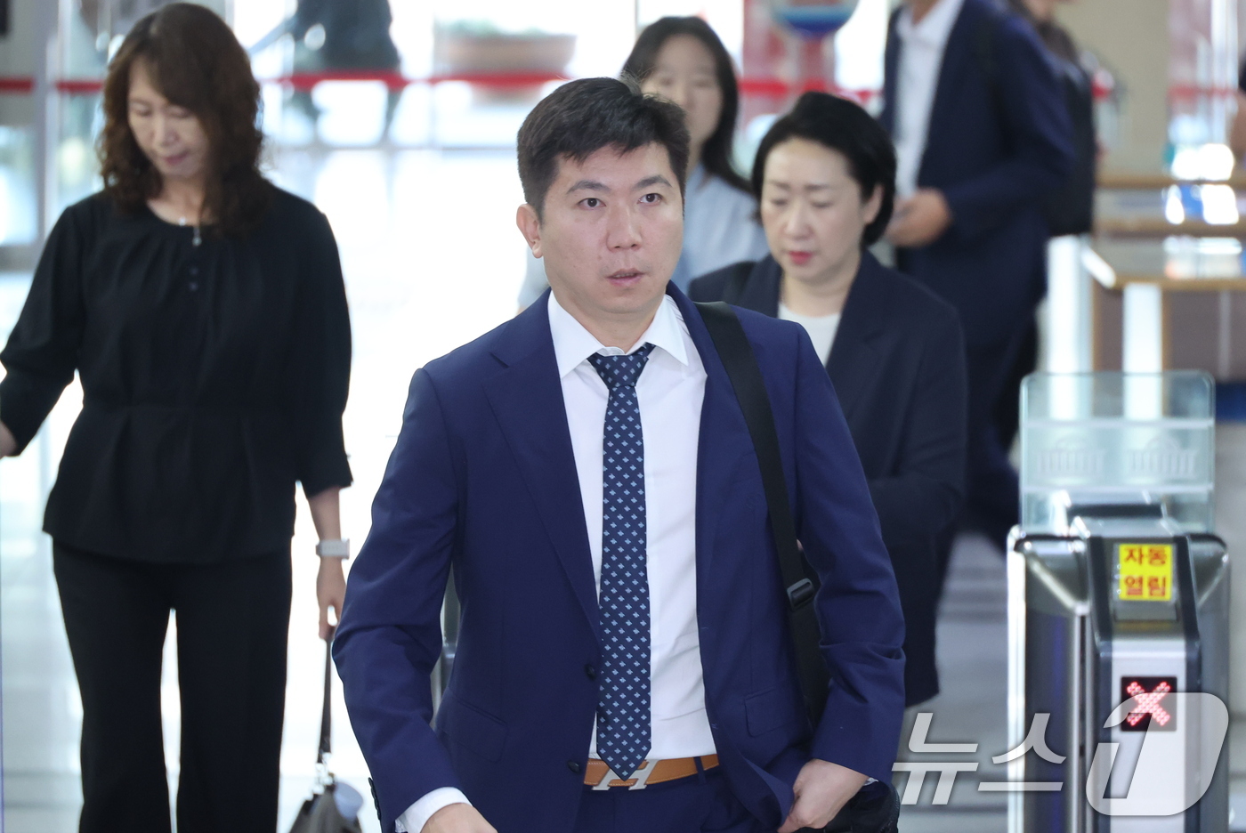 (서울=뉴스1) 신웅수 기자 = 유승민 대한체육회장이 30일 서울 여의도 국회에서 열린 문화체육관광위원회 대한축구협회 현안 관련 청문회에 출석하기 위해 본청으로 들어서고 있다. 2 …