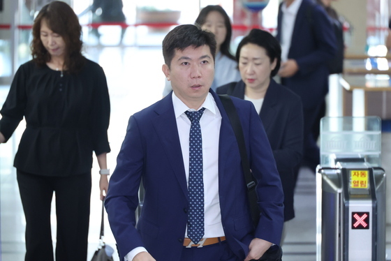 청문회 출석하는 유승민 회장