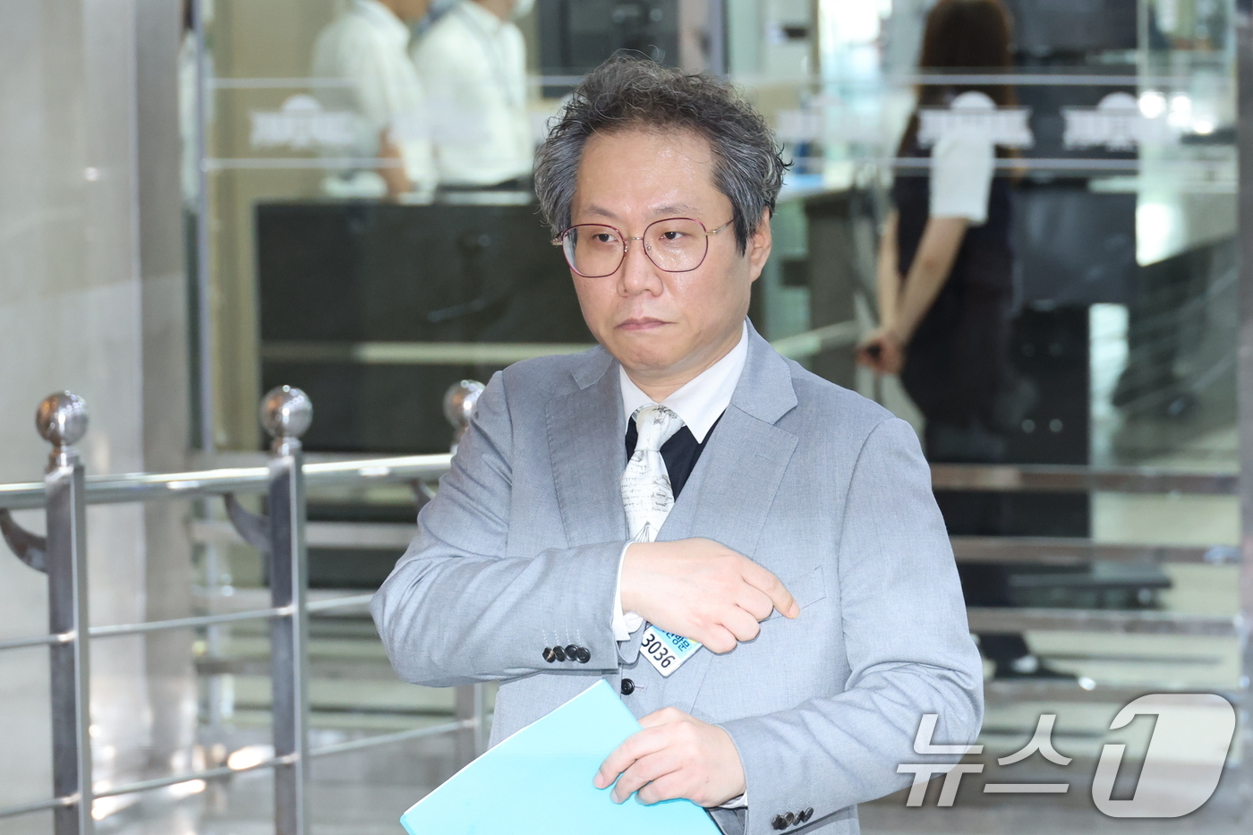 (서울=뉴스1) 신웅수 기자 = 한준희 전 대한축구협회 부회장이 30일 서울 여의도 국회에서 열린 문화체육관광위원회 대한축구협회 현안 관련 청문회에 출석하기 위해 본청으로 들어서고 …