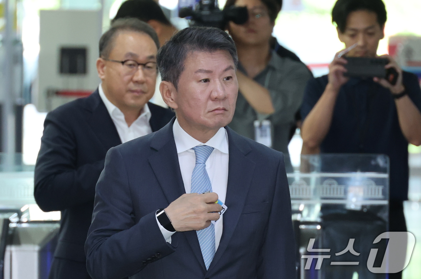 (서울=뉴스1) 신웅수 기자 = 정몽규 전 대한축구협회장이 30일 서울 여의도 국회에서 열린 문화체육관광위원회 대한축구협회 현안 관련 청문회에 출석하기 위해 본청으로 들어서고 있다 …