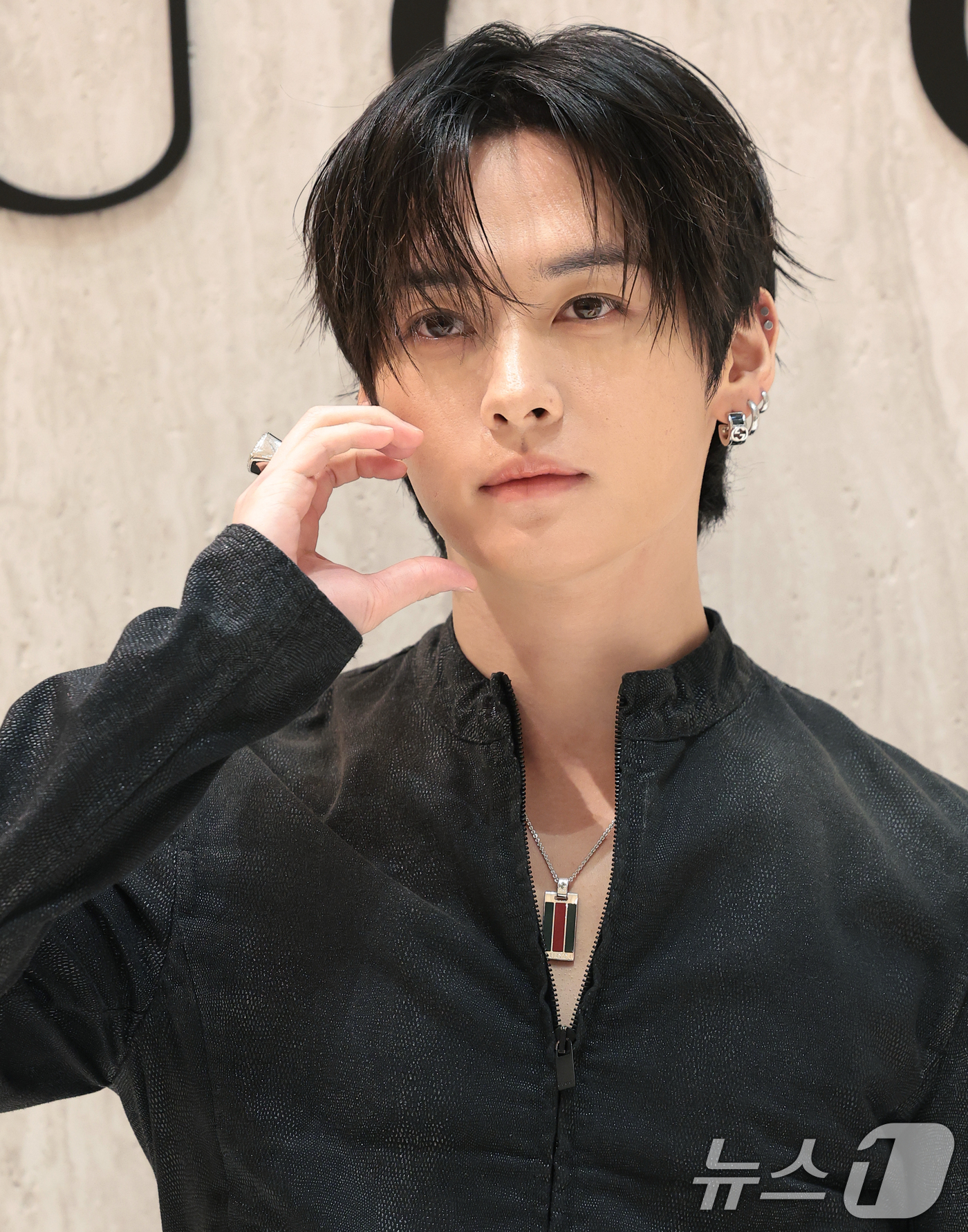 (서울=뉴스1) 권현진 기자 = 그룹 스트레이 키즈 리노가 30일 서울 반포동 신세계백화점 강남점에서 열린 '구찌 에디트 룸' 팝업 스토어 오픈 기념 행사에 참석해 포즈를 취하고 …