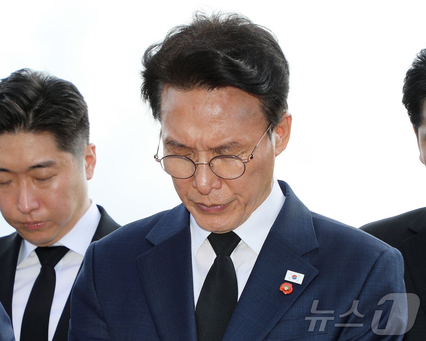 (제주=뉴스1) 오미란 기자 = 더불어민주당 대표 선거에 출마한 김민석 전 국무총리가 30일 오전 제주시 봉개동 제주4·3평화공원 위령제단 앞에서 4·3 희생자를 추모하는 동백꽃 …