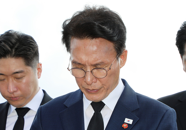 4·3 추모 '동백꽃 배지' 단 김민석