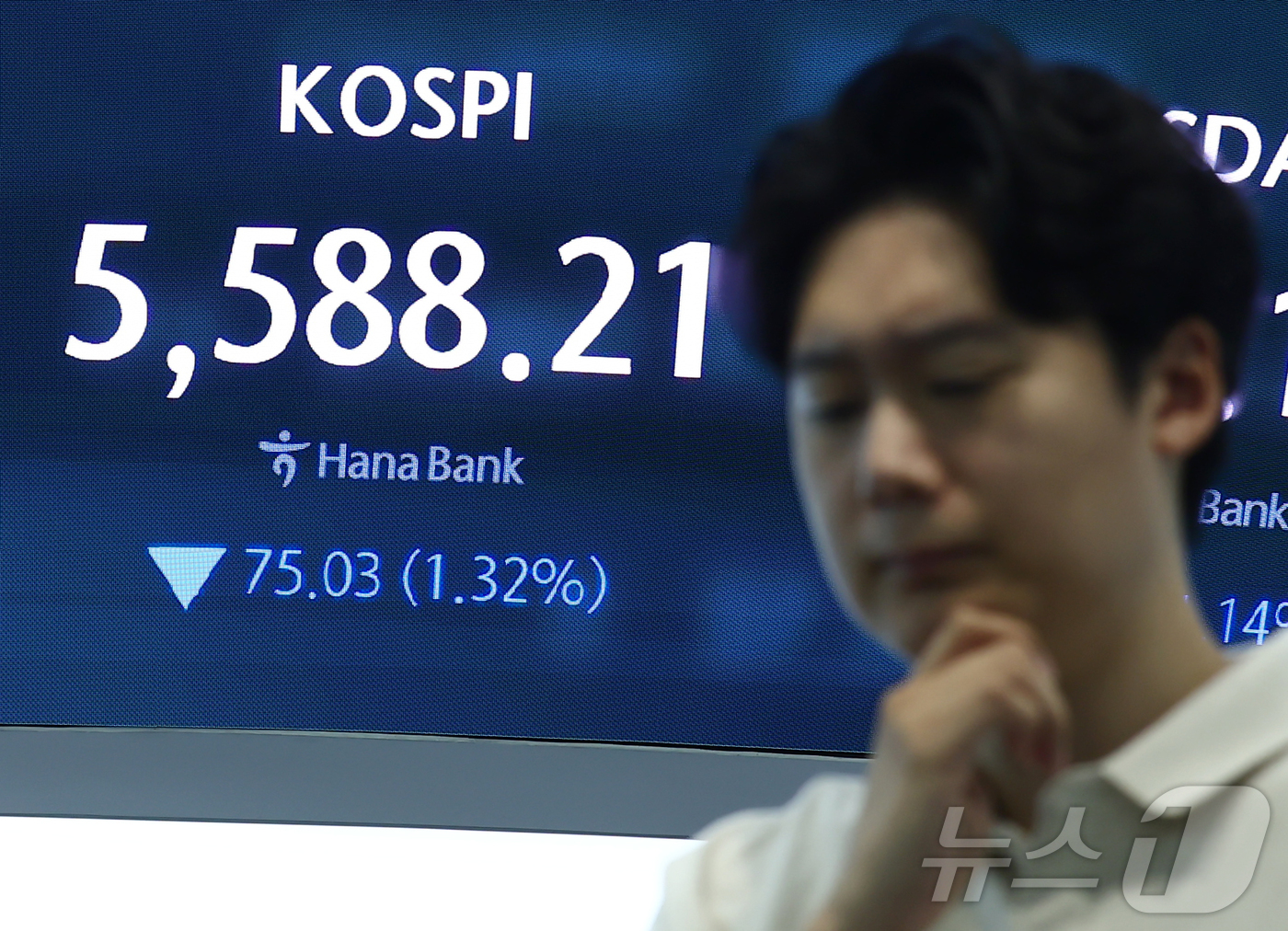 (서울=뉴스1) 김민지 기자 = 코스피가 5600선에서 소폭 상승 출발했다가 곧바로 하락 전환한 30일 오전 서울 중구 하나은행 본점 딜링룸에 개장 시황이 나오고 있다.이날 코스피 …