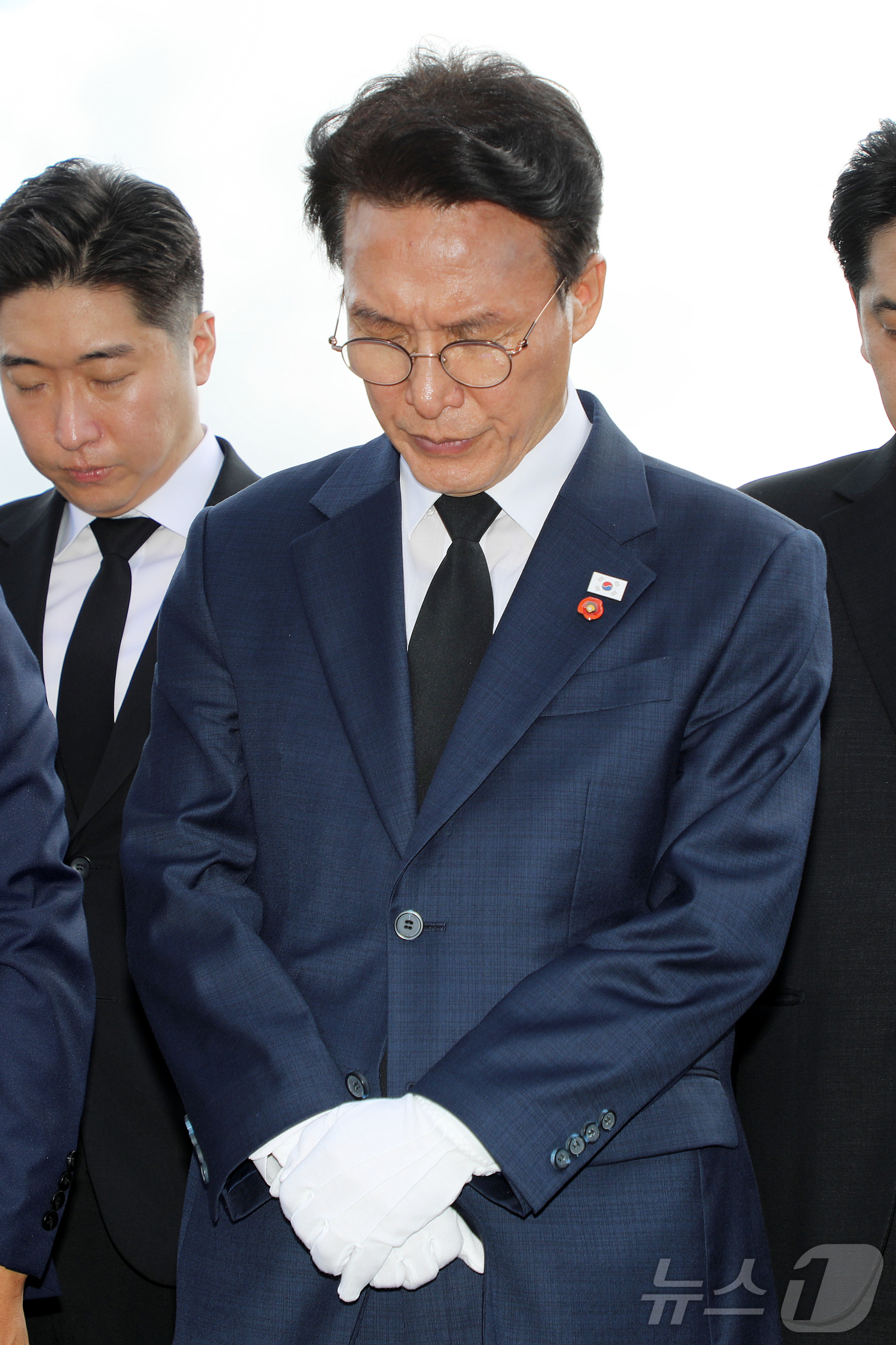 (제주=뉴스1) 오미란 기자 = 김민석 더불어민주당 당대표 후보가 30일 오전 제주시 봉개동 제주4·3평화공원 위령제단 앞에서 묵념하고 있다. 2026.7.30/뉴스1