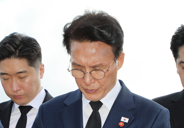 묵념하는 김민석