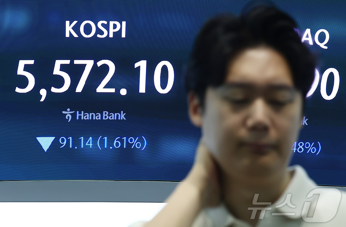 (서울=뉴스1) 김민지 기자 = 코스피가 5600선에서 소폭 상승 출발했다가 곧바로 하락 전환한 30일 오전 서울 중구 하나은행 본점 딜링룸에 개장 시황이 나오고 있다.이날 코스피 …