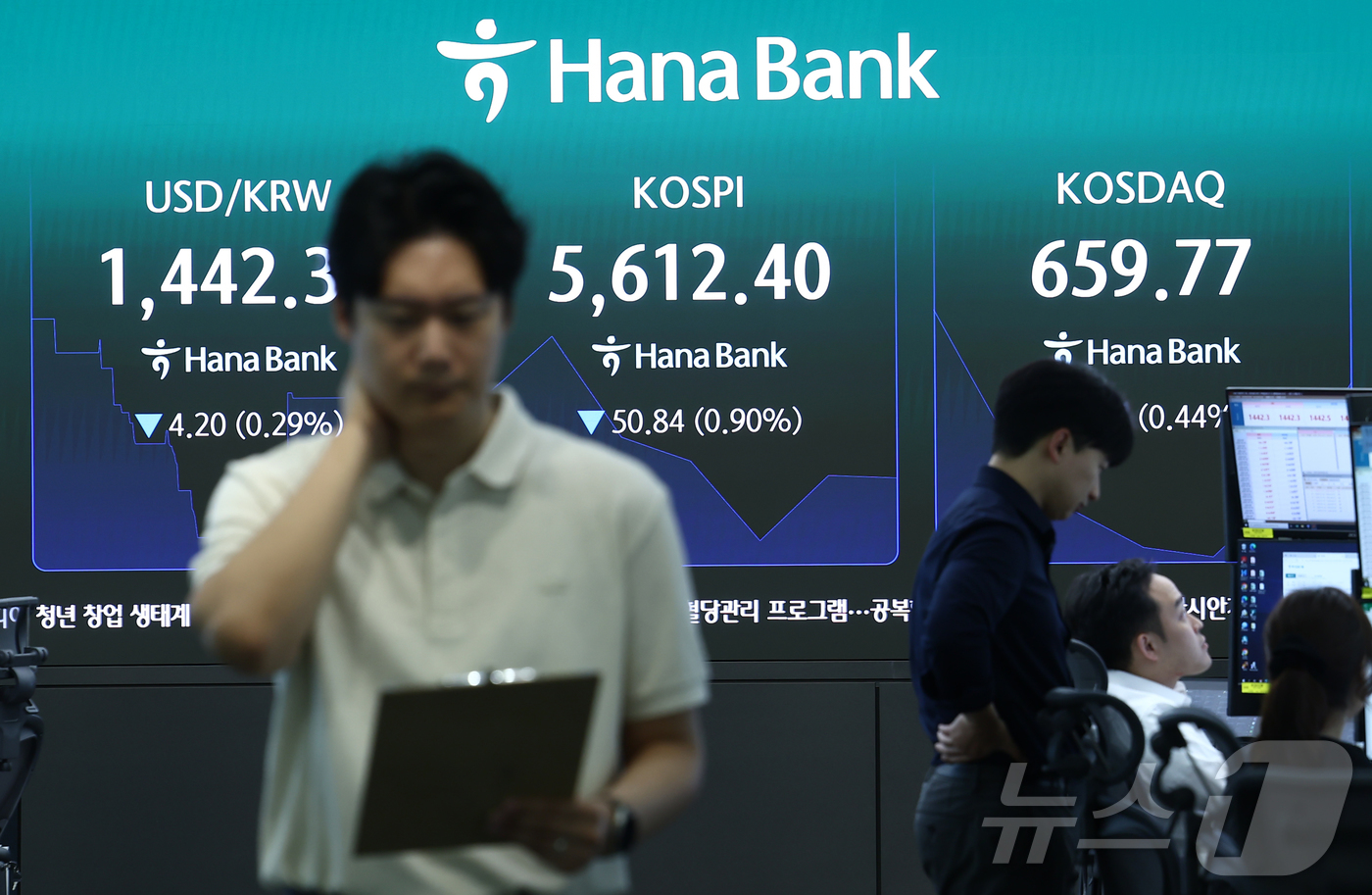 (서울=뉴스1) 김민지 기자 = 코스피가 5600선에서 소폭 상승 출발했다가 곧바로 하락 전환한 30일 오전 서울 중구 하나은행 본점 딜링룸에 개장 시황이 나오고 있다.이날 코스피 …