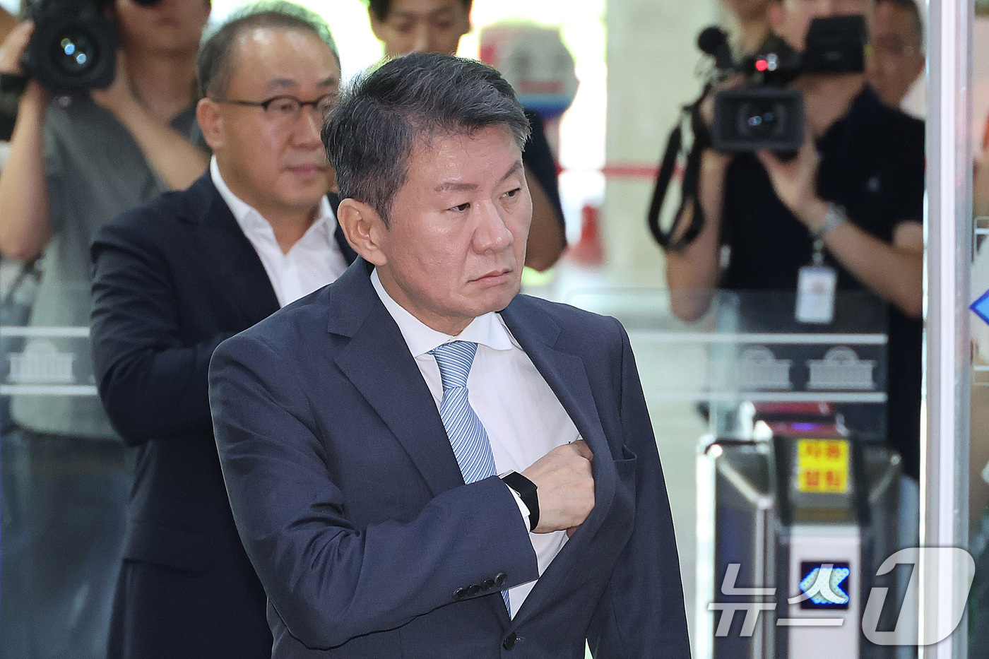 (서울=뉴스1) 신웅수 기자 = 정몽규 전 대한축구협회장이 30일 서울 여의도 국회에서 열린 문화체육관광위원회 대한축구협회 현안 관련 청문회에 출석하기 위해 본청으로 들어서고 있다 …