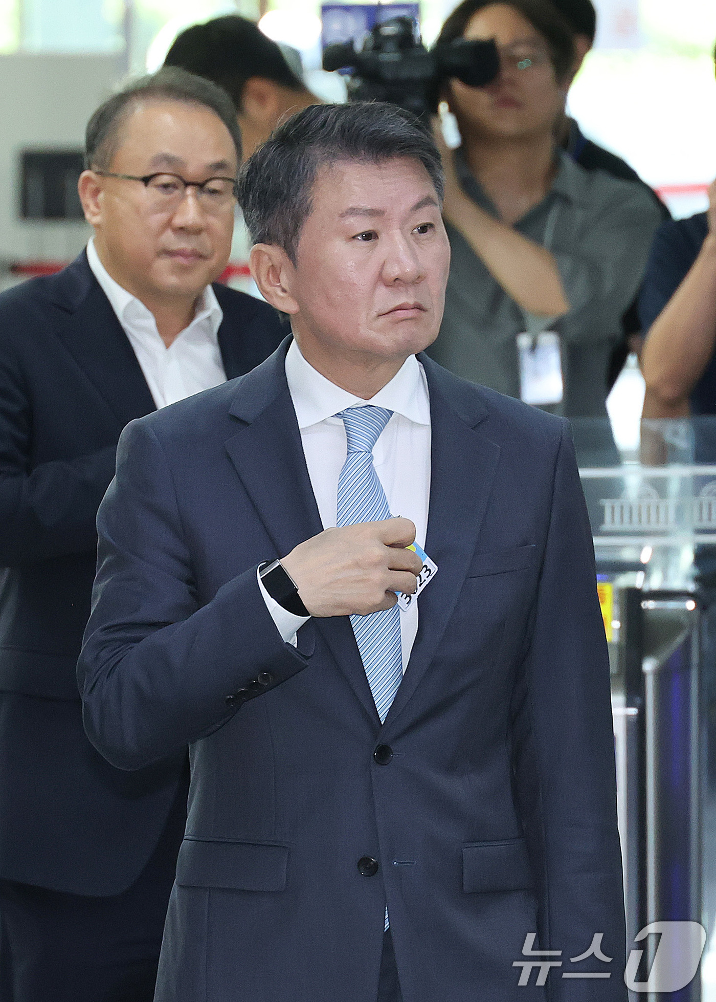 (서울=뉴스1) 신웅수 기자 = 정몽규 전 대한축구협회장이 30일 서울 여의도 국회에서 열린 문화체육관광위원회 대한축구협회 현안 관련 청문회에 출석하기 위해 본청으로 들어서고 있다 …