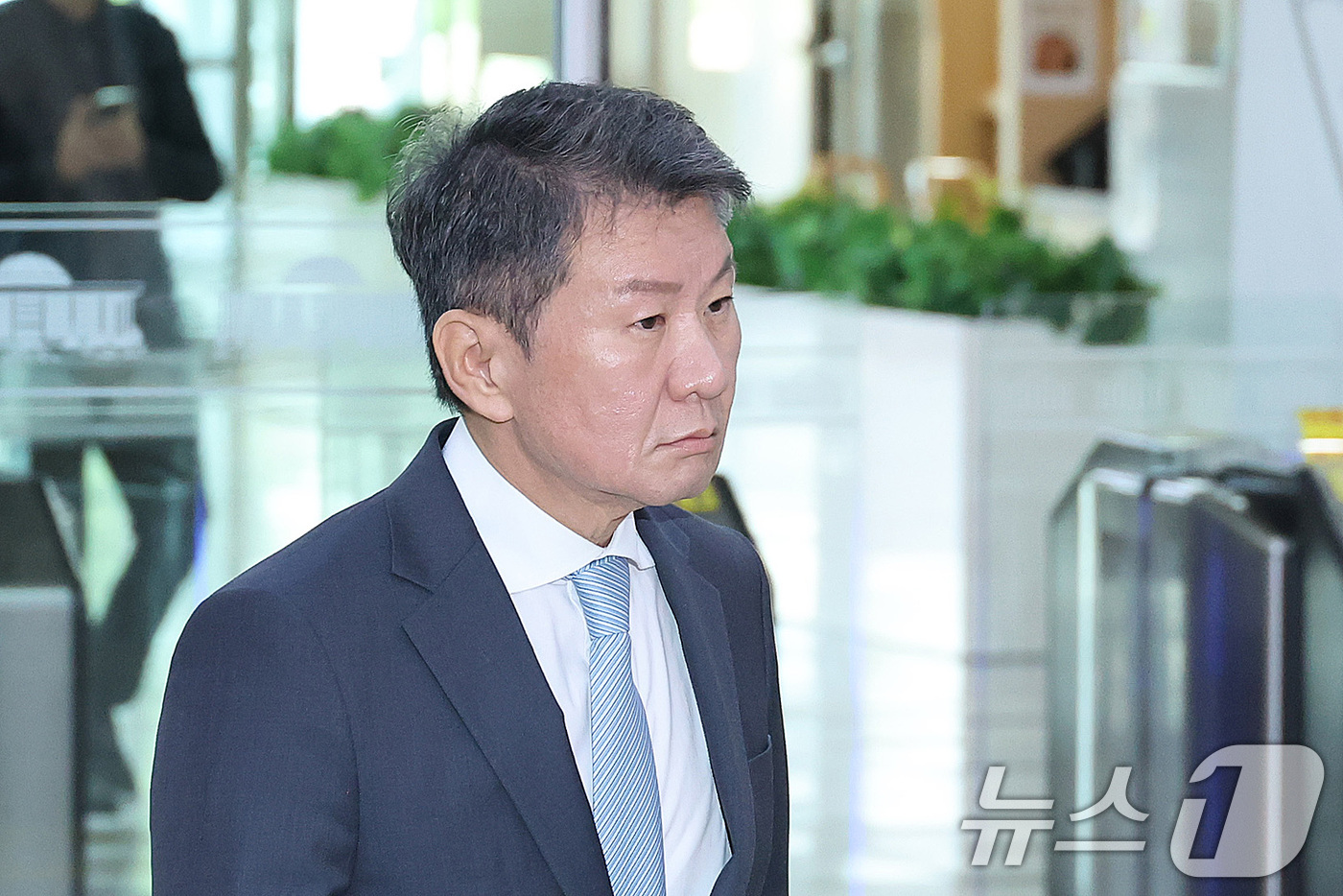 (서울=뉴스1) 신웅수 기자 = 정몽규 전 대한축구협회장이 30일 서울 여의도 국회에서 열린 문화체육관광위원회 대한축구협회 현안 관련 청문회에 출석하기 위해 본청으로 들어서고 있다 …