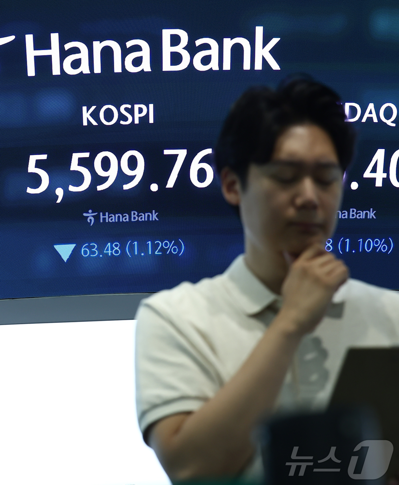 (서울=뉴스1) 김민지 기자 = 코스피가 5600선에서 소폭 상승 출발했다가 곧바로 하락 전환한 30일 오전 서울 중구 하나은행 본점 딜링룸에 개장 시황이 나오고 있다.이날 코스피 …