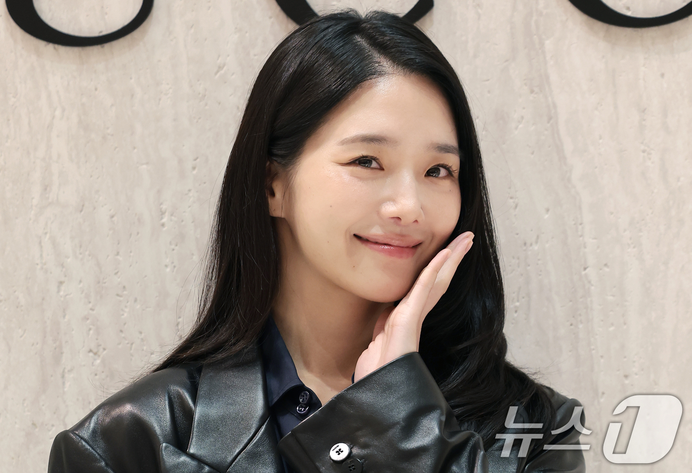 (서울=뉴스1) 권현진 기자 = 배우 박규영이 30일 서울 반포동 신세계백화점 강남점에서 열린 '구찌 에디트 룸' 팝업 스토어 오픈 기념 행사에 참석해 포즈를 취하고 있다. 202 …