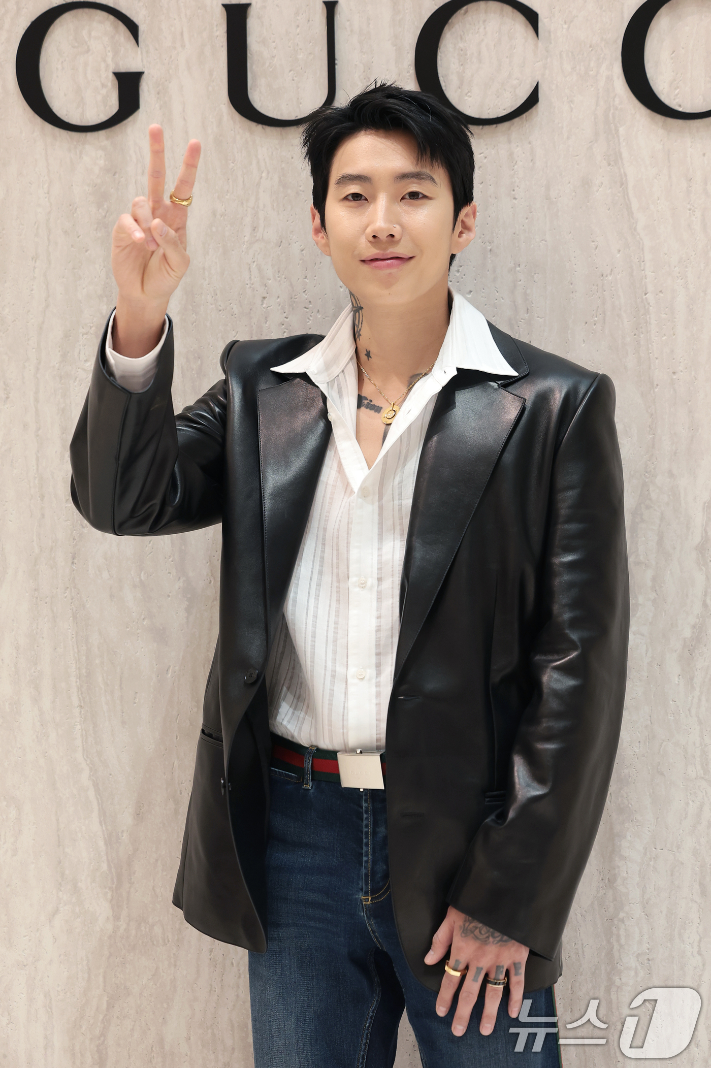(서울=뉴스1) 권현진 기자 = 가수 박재범이 30일 서울 반포동 신세계백화점 강남점에서 열린 '구찌 에디트 룸' 팝업 스토어 오픈 기념 행사에 참석해 포즈를 취하고 있다. 202 …
