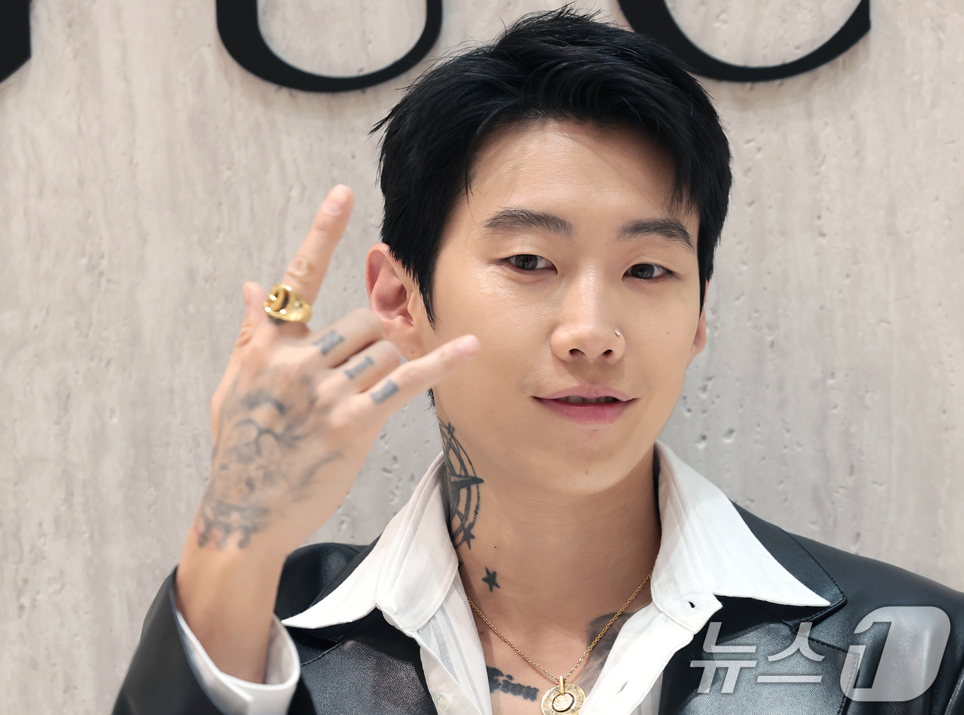 (서울=뉴스1) 권현진 기자 = 가수 박재범이 30일 서울 반포동 신세계백화점 강남점에서 열린 '구찌 에디트 룸' 팝업 스토어 오픈 기념 행사에 참석해 포즈를 취하고 있다. 202 …