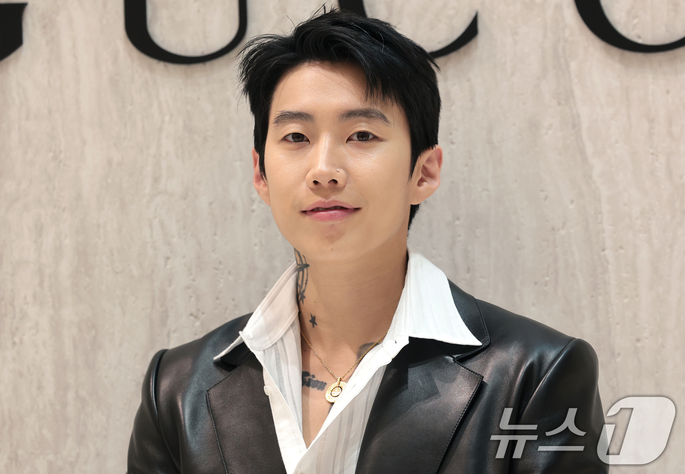 (서울=뉴스1) 권현진 기자 = 가수 박재범이 30일 서울 반포동 신세계백화점 강남점에서 열린 '구찌 에디트 룸' 팝업 스토어 오픈 기념 행사에 참석해 포즈를 취하고 있다. 202 …