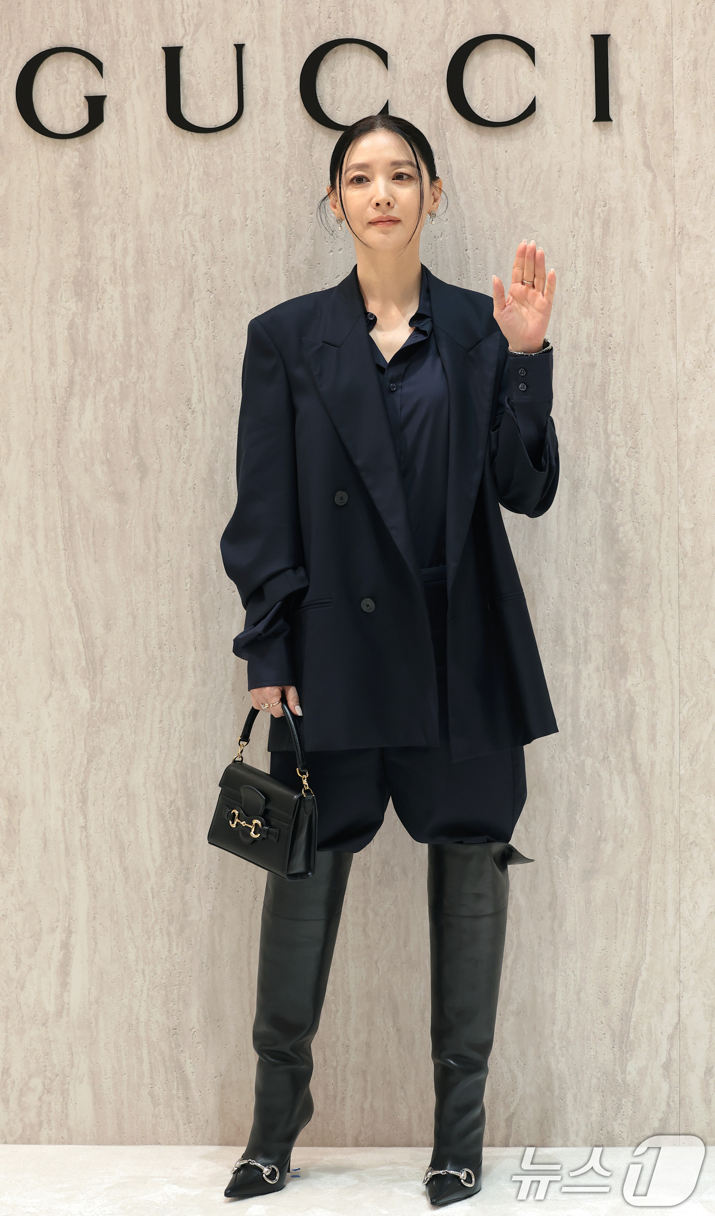 (서울=뉴스1) 권현진 기자 = 배우 이영애가 30일 서울 반포동 신세계백화점 강남점에서 열린 '구찌 에디트 룸' 팝업 스토어 오픈 기념 행사에 참석해 포즈를 취하고 있다. 202 …
