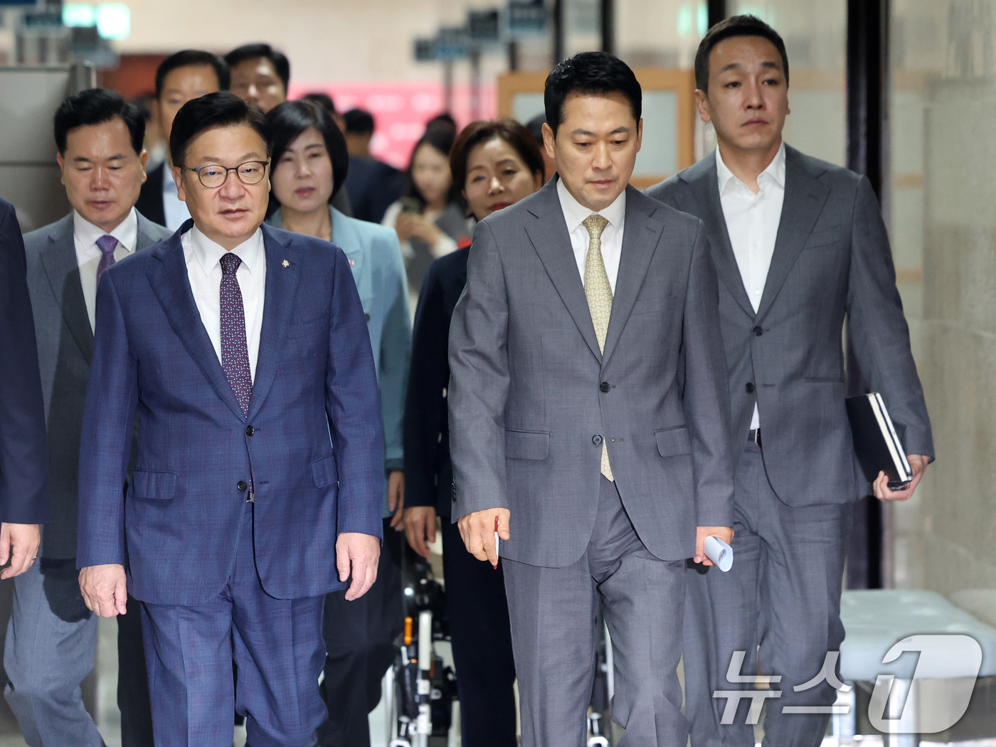(서울=뉴스1) 황기선 기자 = 국민의힘 장동혁 대표와 정점식 원내대표가 30일 오전 서울 여의도 국회에서 열린 최고위원회의에 참석하고 있다.  2026.7.30/뉴스1