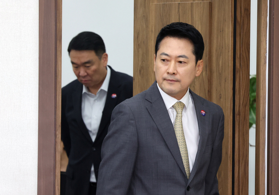 회의 참석하는 장동혁 대표
