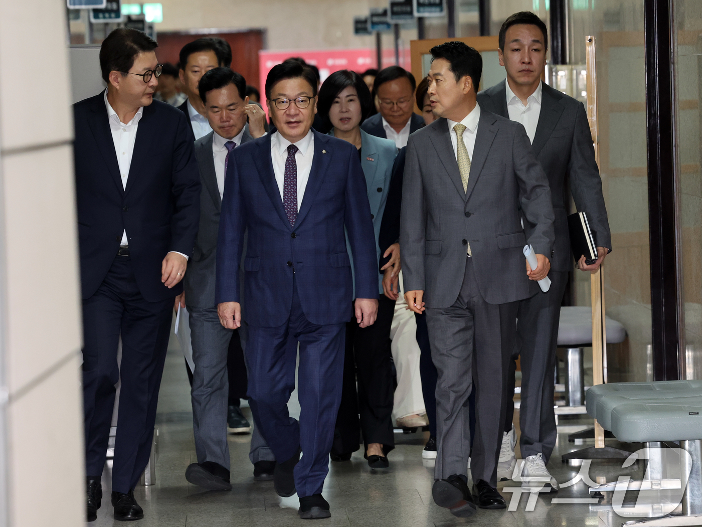 (서울=뉴스1) 황기선 기자 = 국민의힘 장동혁 대표와 정점식 원내대표가 30일 오전 서울 여의도 국회에서 열린 최고위원회의에 참석하고 있다.  2026.7.30/뉴스1