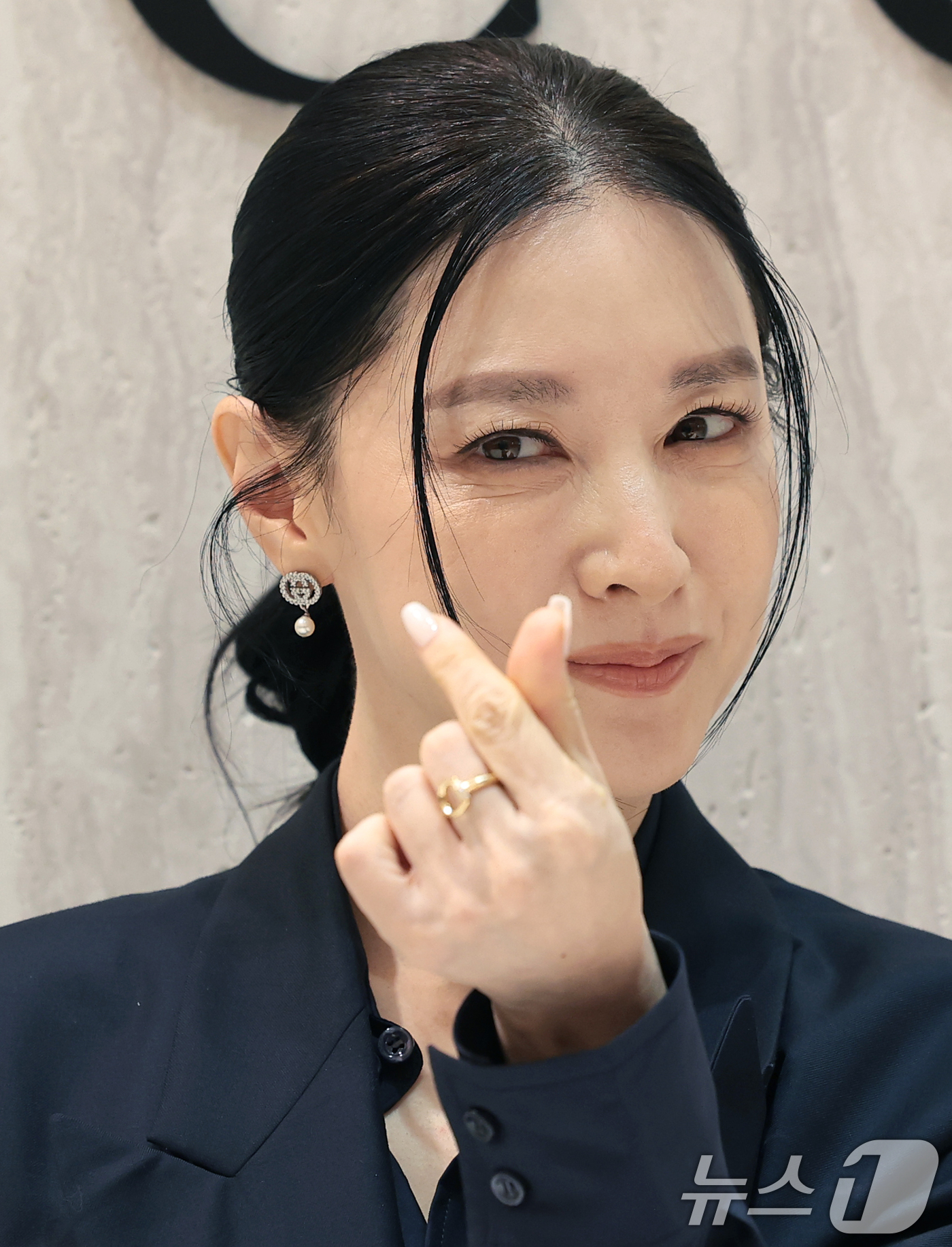 (서울=뉴스1) 권현진 기자 = 배우 이영애가 30일 서울 반포동 신세계백화점 강남점에서 열린 '구찌 에디트 룸' 팝업 스토어 오픈 기념 행사에 참석해 포즈를 취하고 있다. 202 …