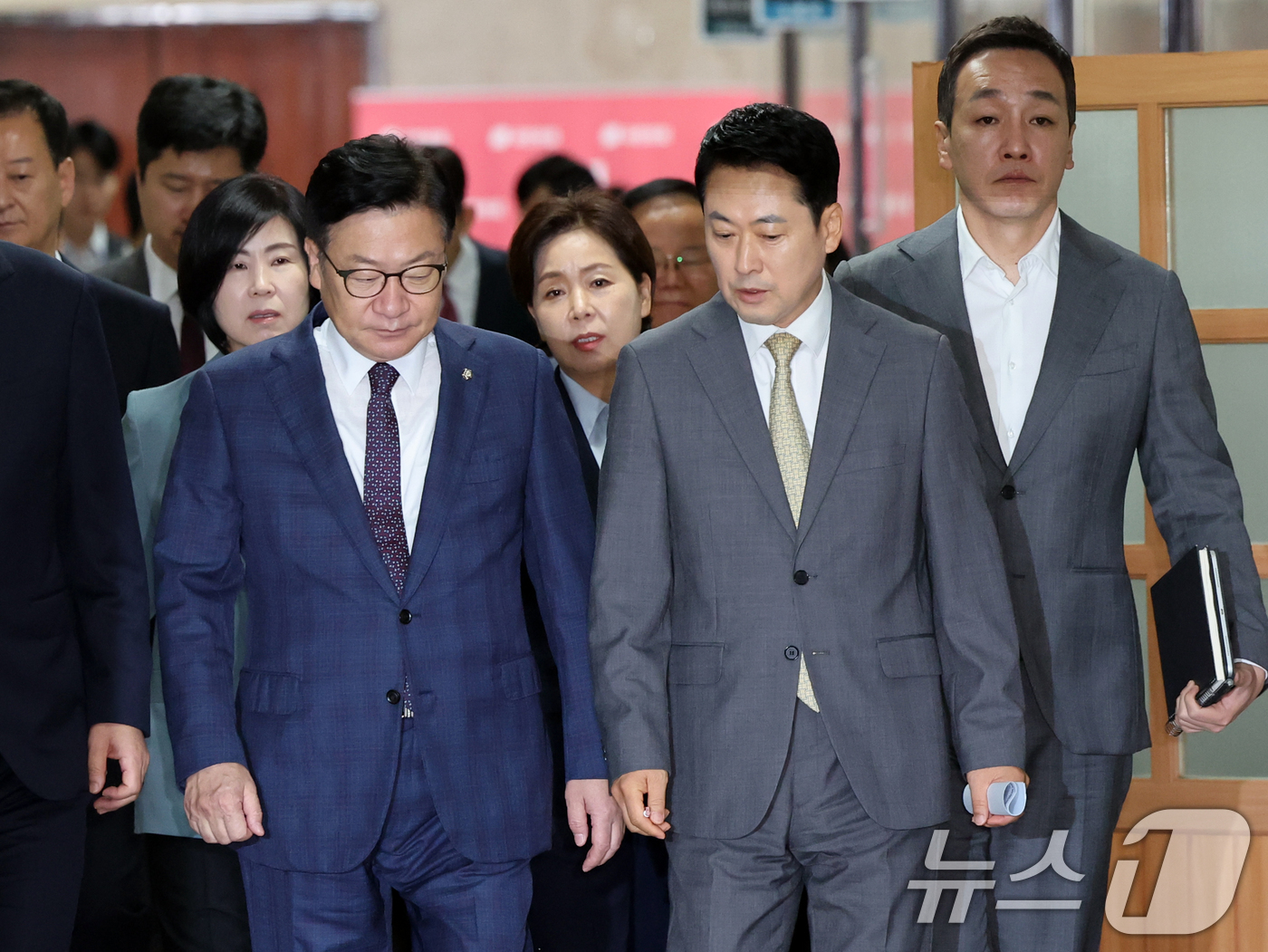(서울=뉴스1) 황기선 기자 = 국민의힘 장동혁 대표와 정점식 원내대표가 30일 오전 서울 여의도 국회에서 열린 최고위원회의에 참석하고 있다.  2026.7.30/뉴스1