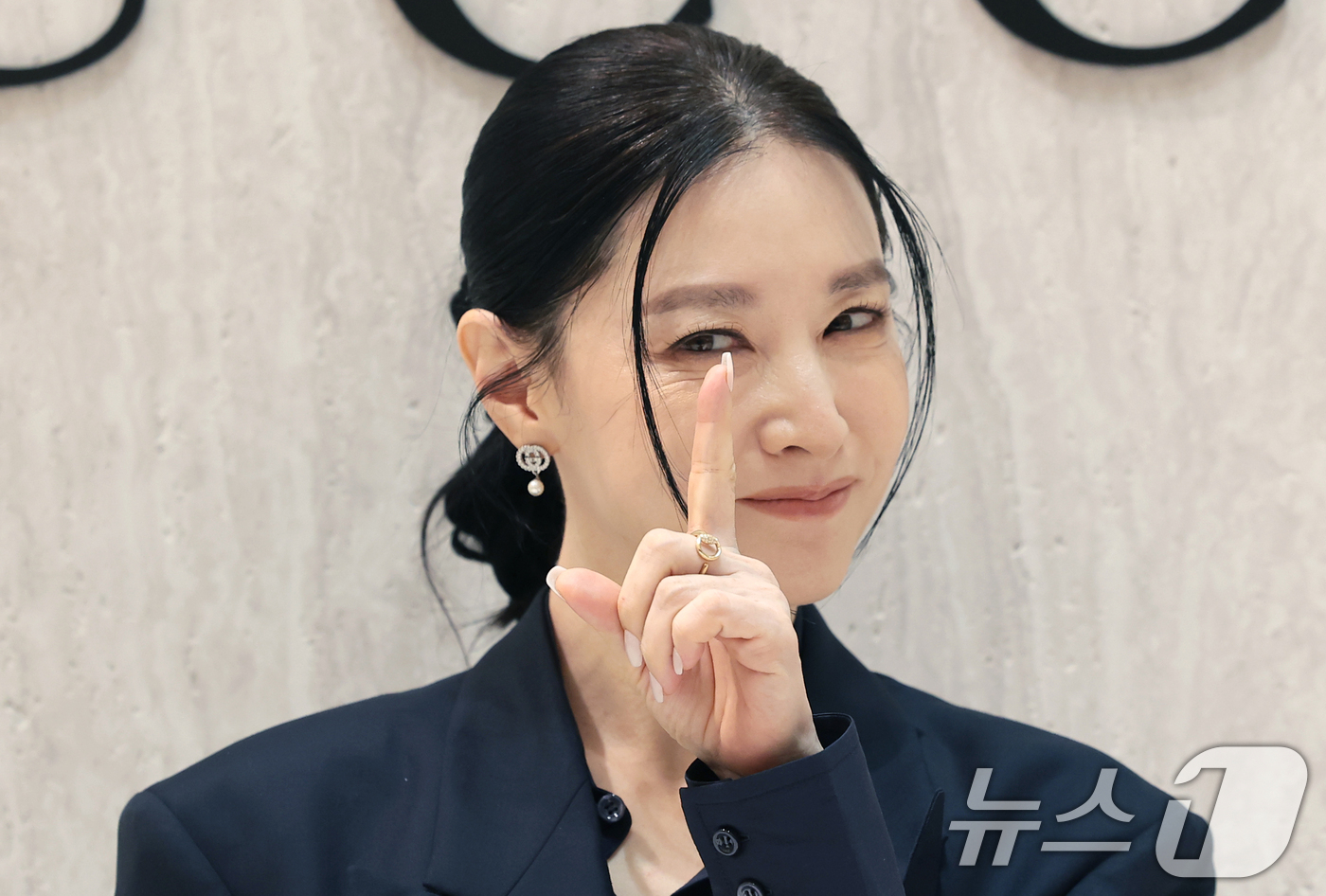 (서울=뉴스1) 권현진 기자 = 배우 이영애가 30일 서울 반포동 신세계백화점 강남점에서 열린 '구찌 에디트 룸' 팝업 스토어 오픈 기념 행사에 참석해 포즈를 취하고 있다. 202 …