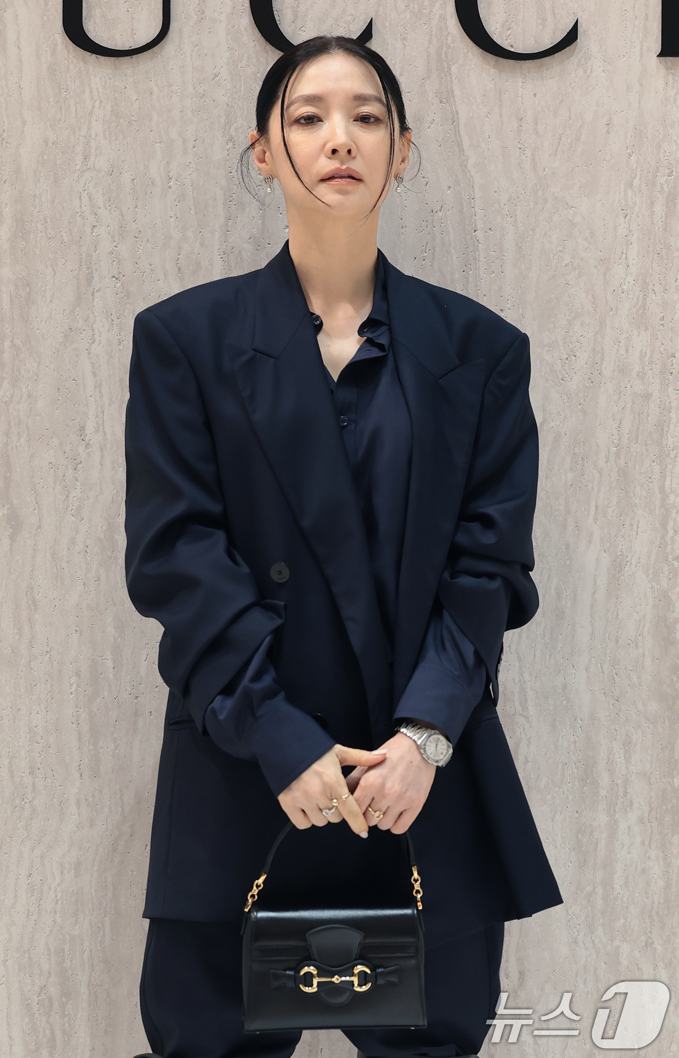 (서울=뉴스1) 권현진 기자 = 배우 이영애가 30일 서울 반포동 신세계백화점 강남점에서 열린 '구찌 에디트 룸' 팝업 스토어 오픈 기념 행사에 참석해 포즈를 취하고 있다. 202 …