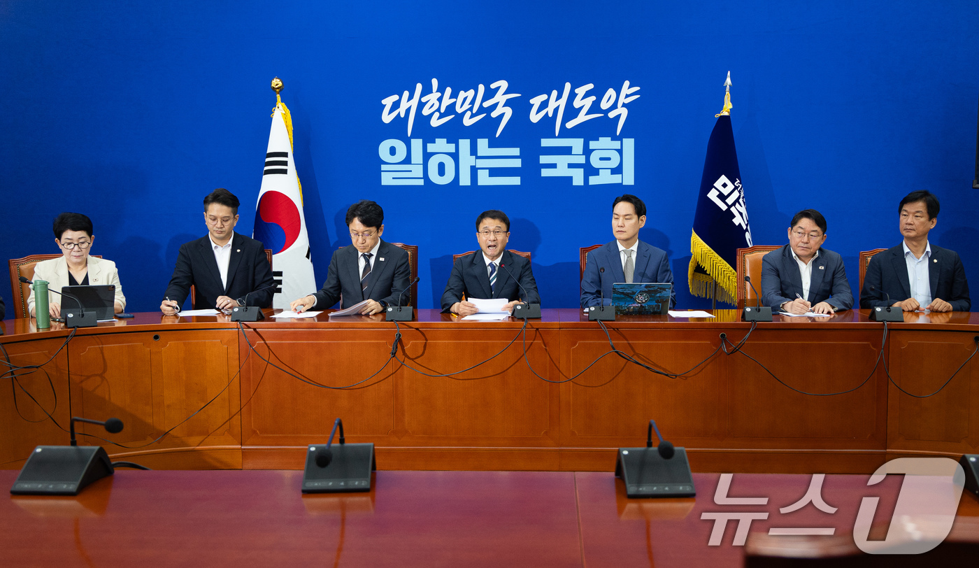 (서울=뉴스1) 유승관 기자 = 한병도 더불어민주당 당대표 직무대행 겸 원내대표가 30일 서울 여의도 국회에서 열린 정책조정회의에서 모두 발언을 하고 있다. 2026.7.30/뉴스 …