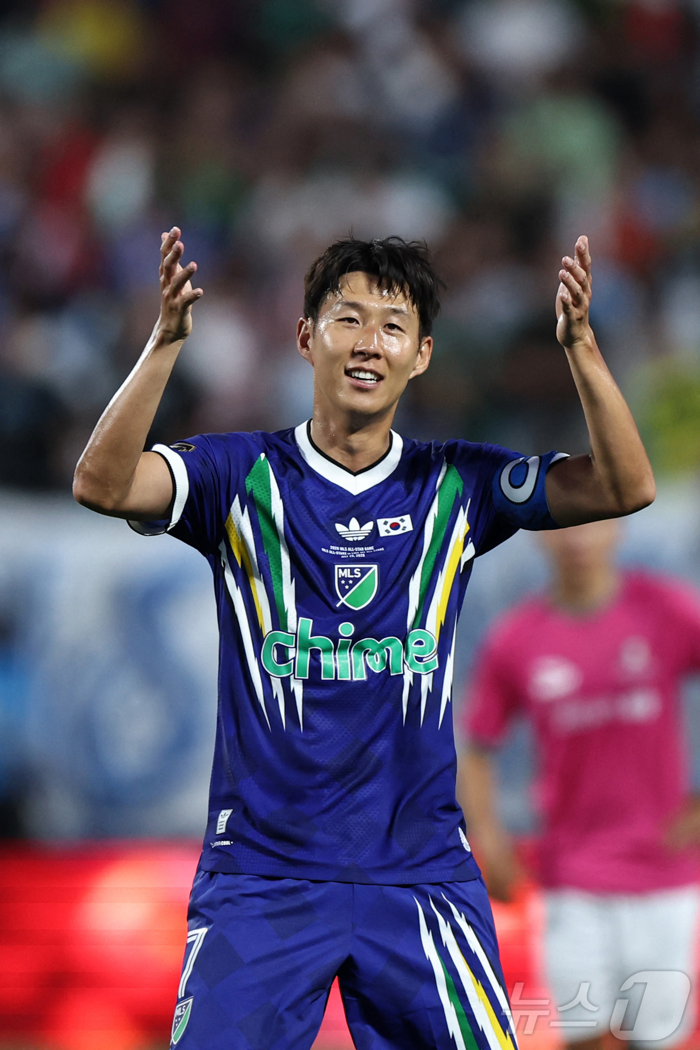 (AFP=뉴스1) 최지환 기자 = 미국 프로축구 메이저리그 사커(MLS) 올스타팀으로 출전한 손흥민이 30일(현지시간) 미국 노스캐롤라니아주 뱅크 오브 아메리카 스타디움에서 열린 …