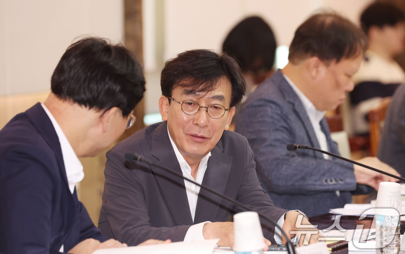 (서울=뉴스1) 김명섭 기자 = 정기현 의료혁신위원회 위원장이 30일 오전 서울 종로구 세종대로 정부서울청사에서 열린 제8차 의료혁신위원회에서 한 위원과 대화를 하고 있다.  20 …