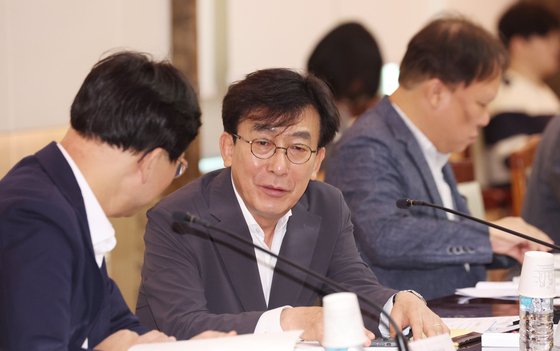 대화하는 정기현 의료혁신위원회 위원장