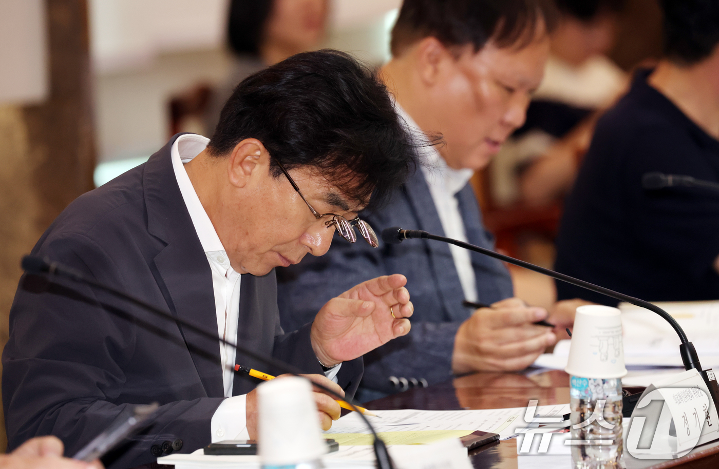 (서울=뉴스1) 김명섭 기자 = 정기현 의료혁신위원회 위원장이 30일 오전 서울 종로구 세종대로 정부서울청사에서 열린 제8차 의료혁신위원회에서 지료를 살펴보고 있다.  2026.7 …