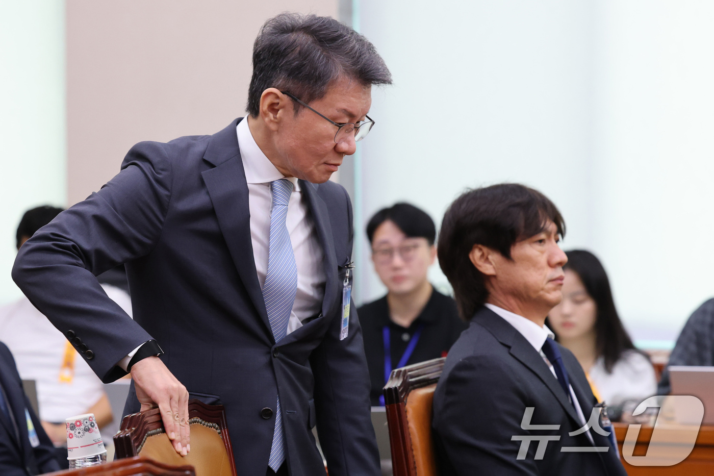 (서울=뉴스1) 국회사진기자단 = 정몽규 전 대한축구협회장(왼쪽)과 홍명보 전 축구대표팀 감독이 30일 국회 문화체육관광위원회에서 열린 대한축구협회 현안 관련 청문회에 증인으로 출 …