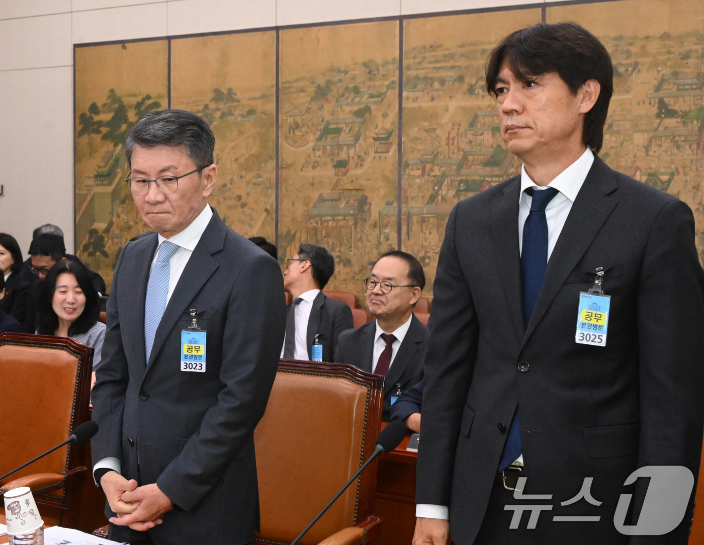 (서울=뉴스1) 국회사진기자단 = 정몽규 전 대한축구협회장(왼쪽)과 홍명보 전 축구대표팀 감독이 30일 국회 문화체육관광위원회에서 열린 대한축구협회 현안 관련 청문회에 증인으로 출 …