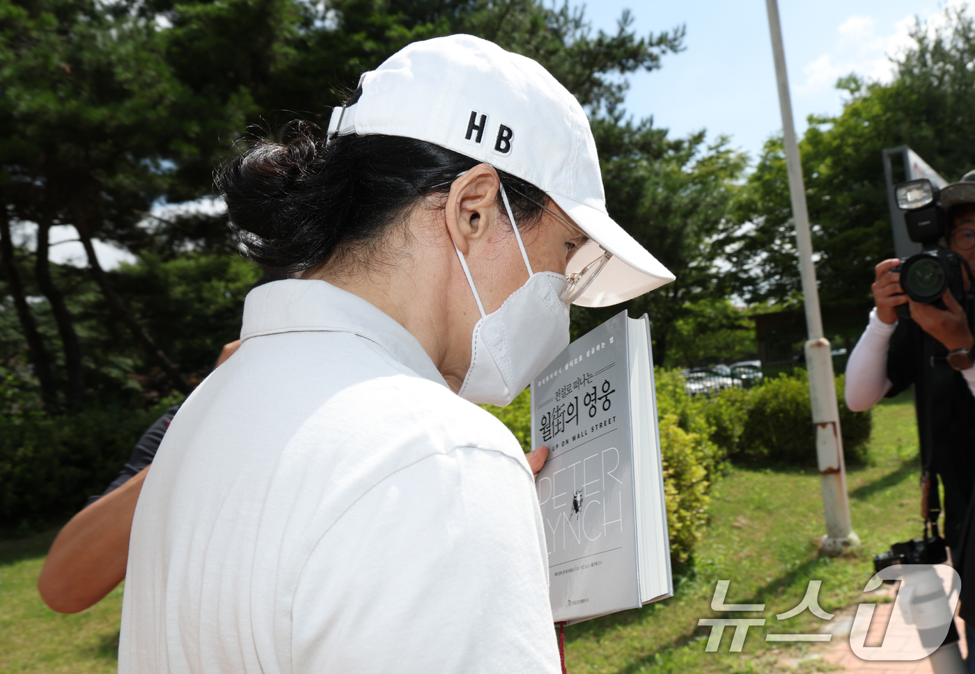 (화성=뉴스1) 김영운 기자 = 횡령·배임 혐의로 대법원에서 징역 2년을 선고받은 조현범 한국앤컴퍼니 그룹 회장이 30일 경기 화성시 만세구 화성직업훈련교도소에서 가석방으로 출소하 …