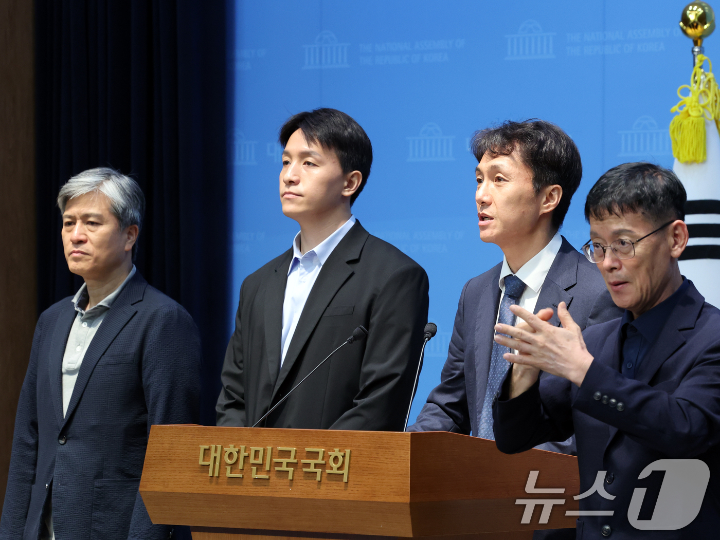 (서울=뉴스1) 황기선 기자 = 축구개혁을 지지하는 100인 원탁회의가 30일 오전 서울 여의도 국회 소통관에서 문화체육관광위원회의 대한축구협회에 대한 청문회를 앞두고 기자회견을 …