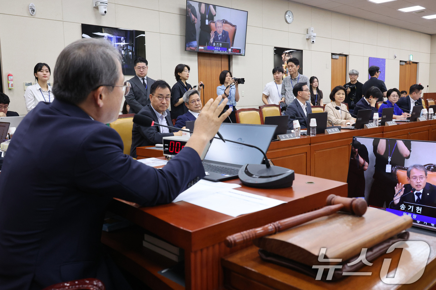 (서울=뉴스1) 신웅수 기자 = 송기헌 위원장이 30일 서울 여의도 국회에서 열린 과학기술정보방송통신위원회 전체회의에서 이진숙 국민의힘 의원의 발언을 제지하고 있다. 2026.7. …