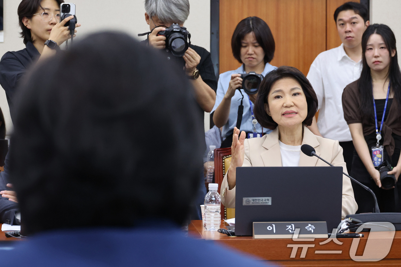 (서울=뉴스1) 신웅수 기자 = 이진숙 국민의힘 의원이 30일 서울 여의도 국회에서 열린 과학기술정보방송통신위원회 전체회의에서 김현 더불어민주당 의원과 언쟁을 벌이고 있다. 202 …